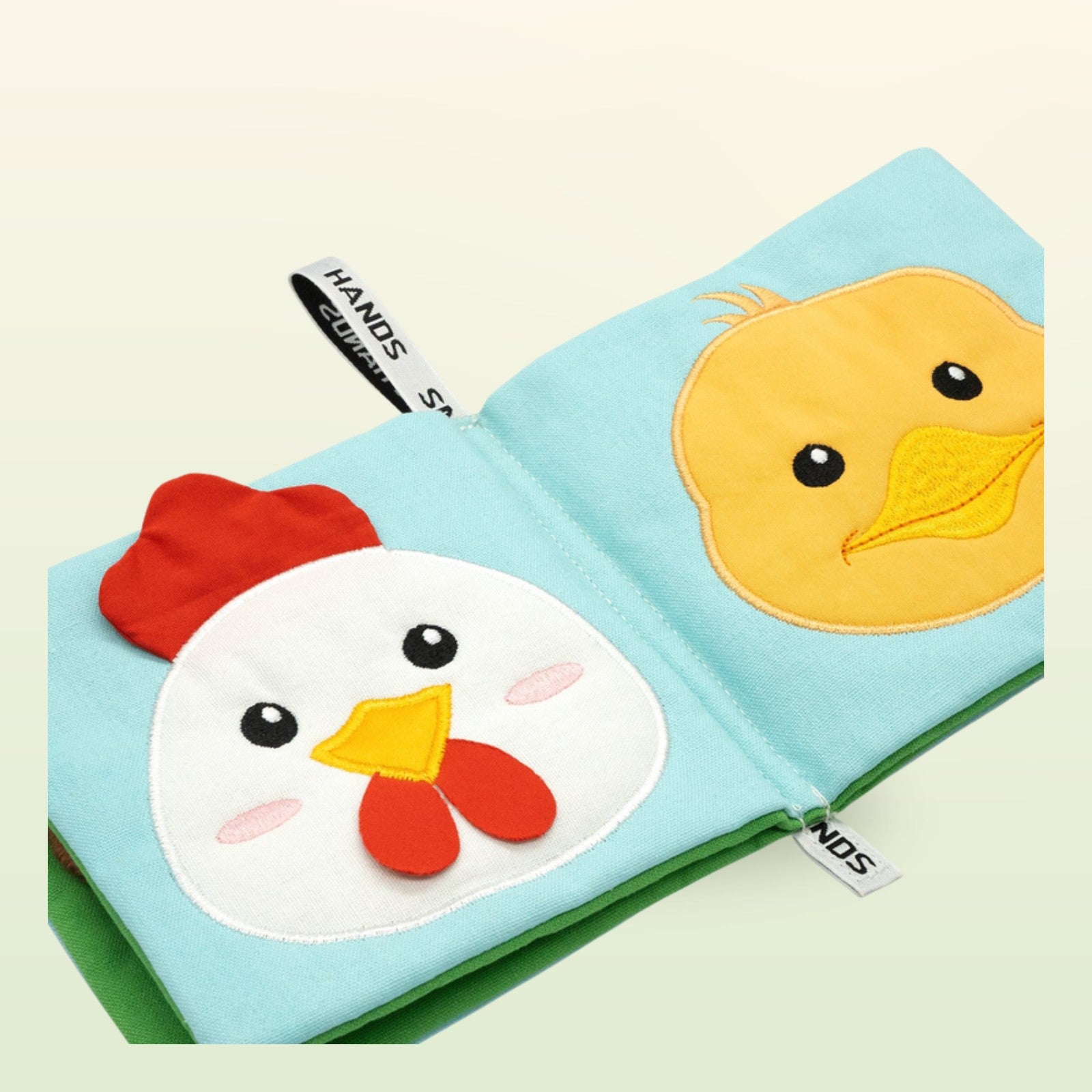 My First Book Small Hands Bauernhof Stoffbuch Nahaufnahme Huhn und Küken auf sanftem Wiesengrün-Hintergrund – ab 0 Monaten