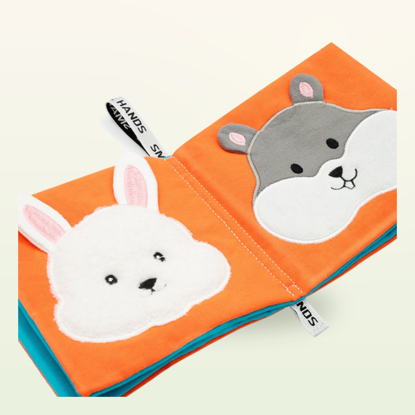Small Hands Haustiere Montessori Stoffbuch – Nahaufnahme mit weißem Hasen und grauem Hamster auf sanftem Creme-Hintergrund – ab 0 Monaten