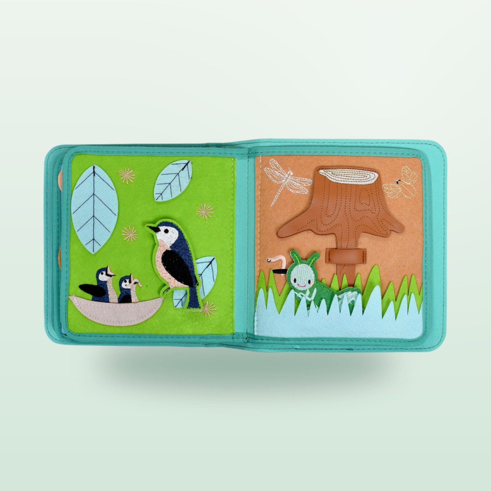 Nordic Forest Quiet Book Seite mit Vögeln im Nest und Baumstumpf mit Libelle auf sanftem Wald-Hintergrund – ab 1 Jahr
