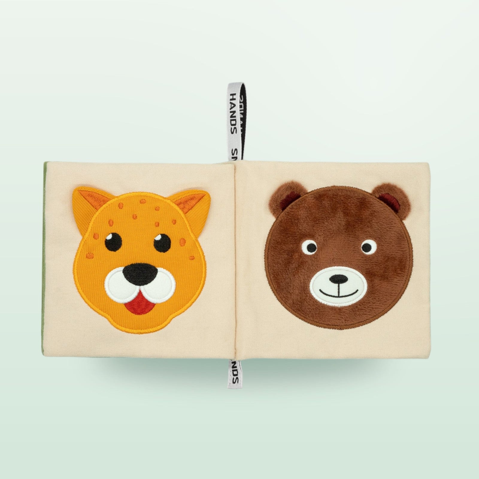 Small Hands Tiere Afrikas Montessori Stoffbuch Doppelseite mit Gepard und Bär auf sanftem Waldgrün-Hintergrund – ab 0 Monaten