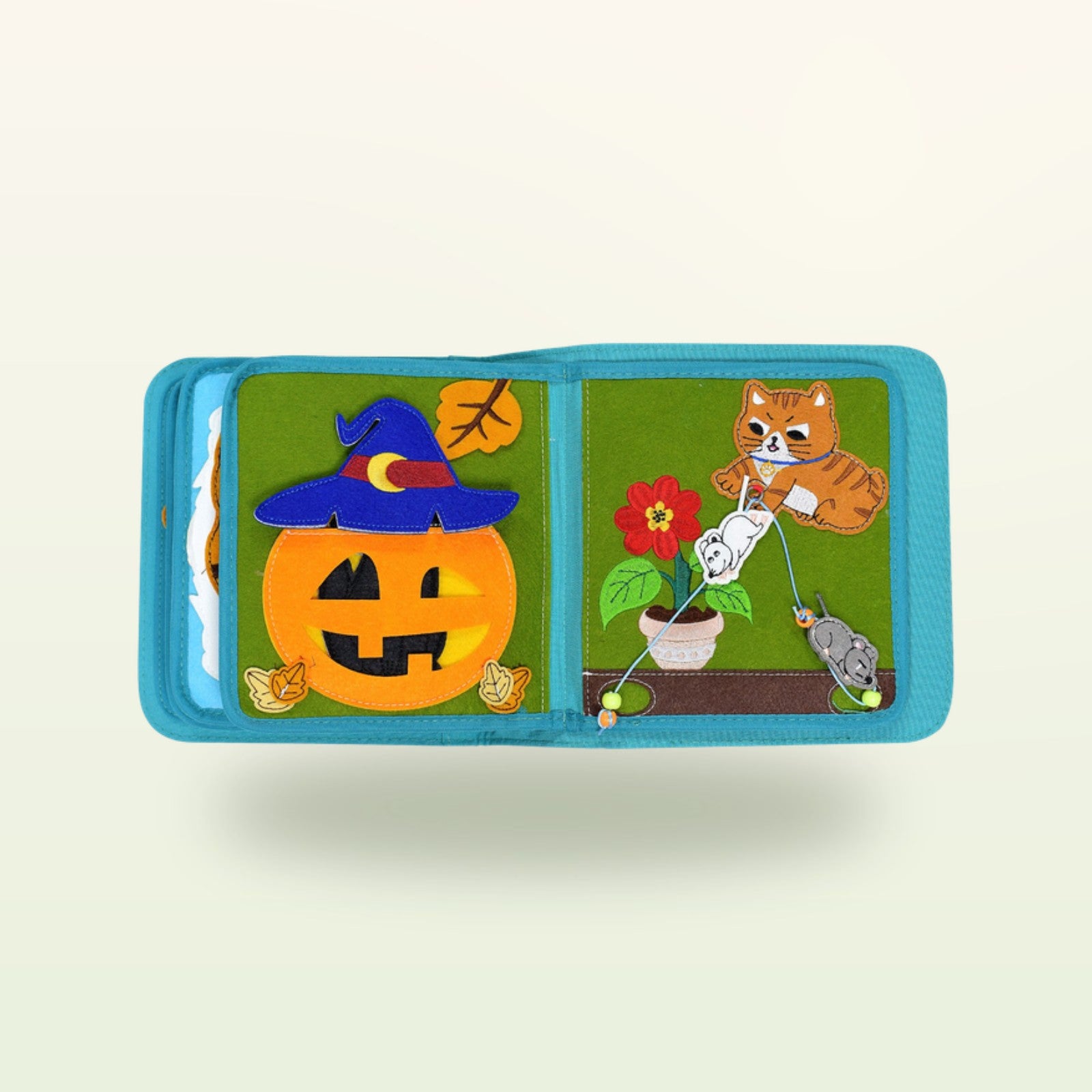 Glückliche Katze Quiet Book Seite mit Halloween-Kürbis und Katze mit Maus an der Schnur auf sanftem Creme-Hintergrund – ab 1 Jahr