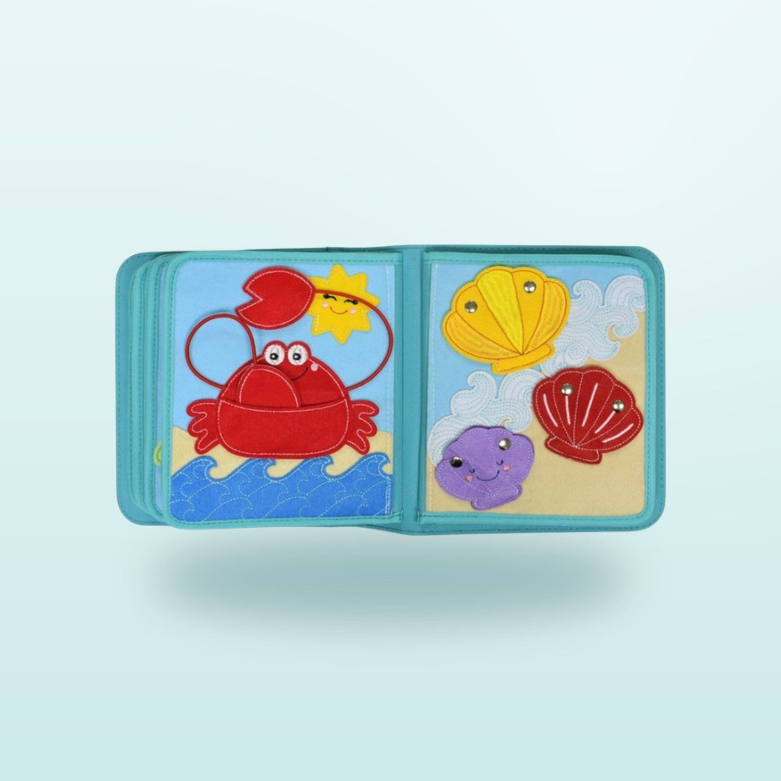 Unter Wasser Quiet Book Seite mit Krabbe mit beweglichem Greifarm an der Schnur und Muscheln mit Druckknöpfen auf sanftem Meer-Hintergrund – ab 3 Jahren