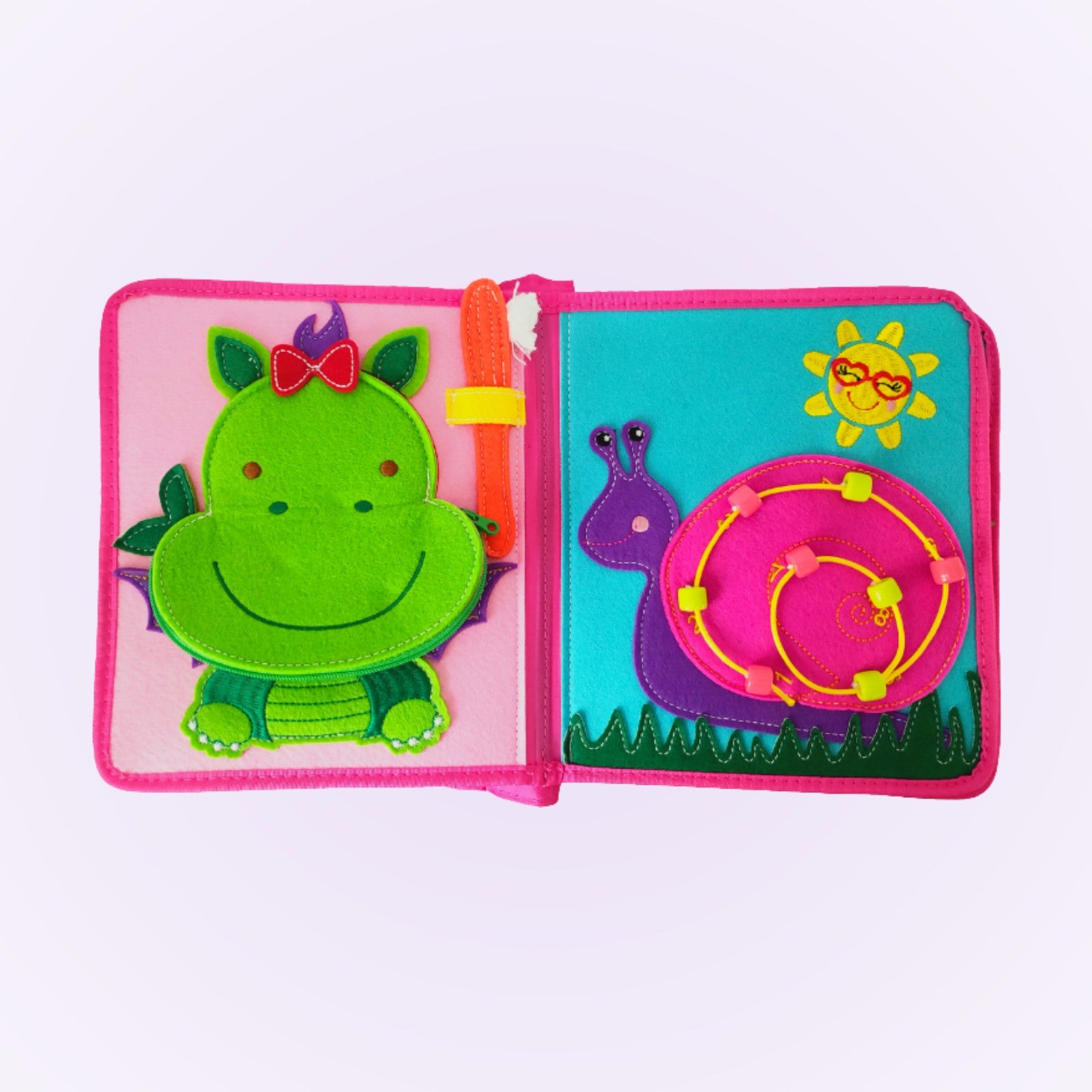 Prinzessin Quiet Book Doppelseite mit Drache und Schnecken-Perlenlabyrinth auf sanftem Lavendel-Hintergrund – ab 3 Jahren