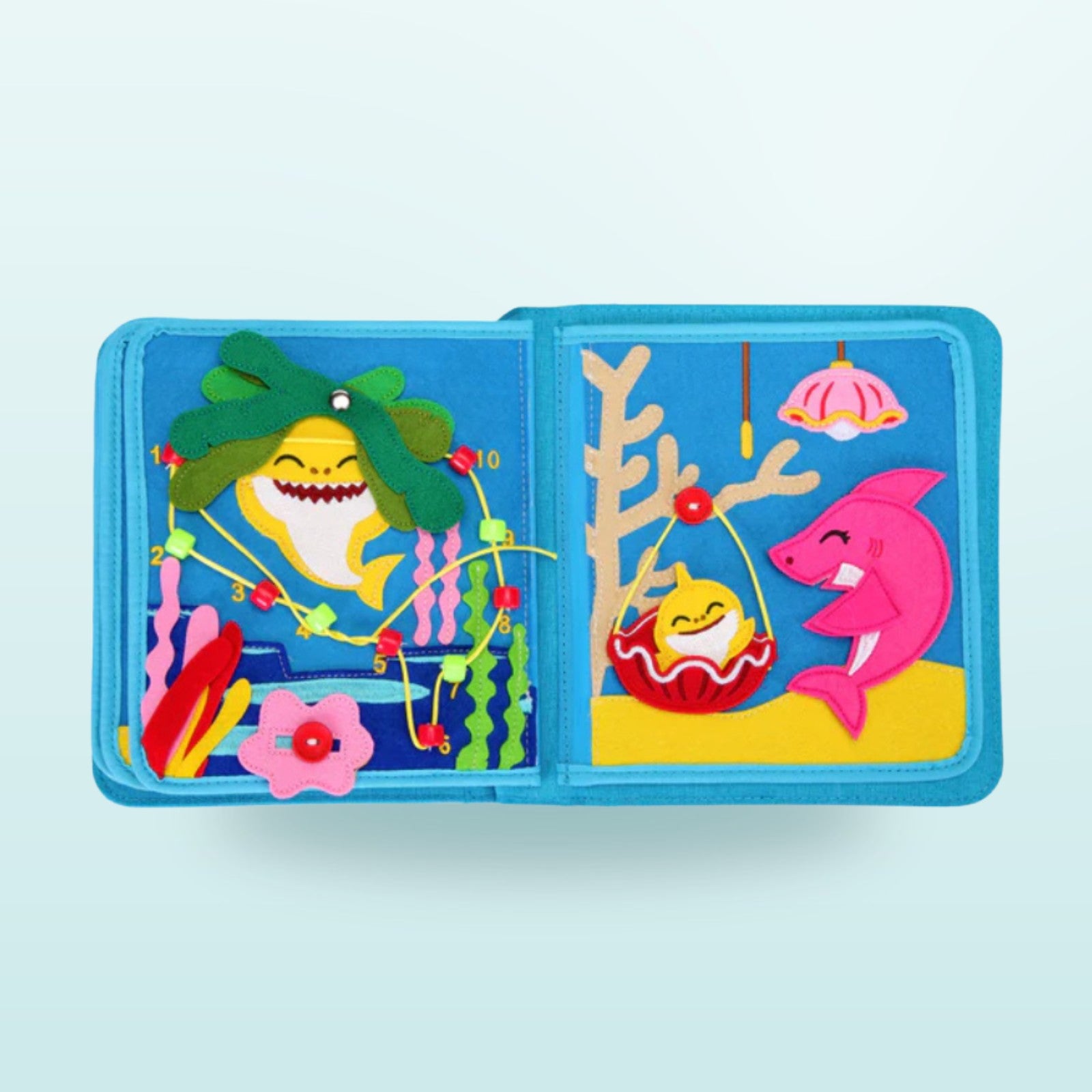Baby Shark Quiet Book Angelspiel-Doppelseite mit Hai-Figur und Filz-Meerestieren zum Angeln auf sanftem Meer-Hintergrund – fördert Feinmotorik ab 3 Jahren