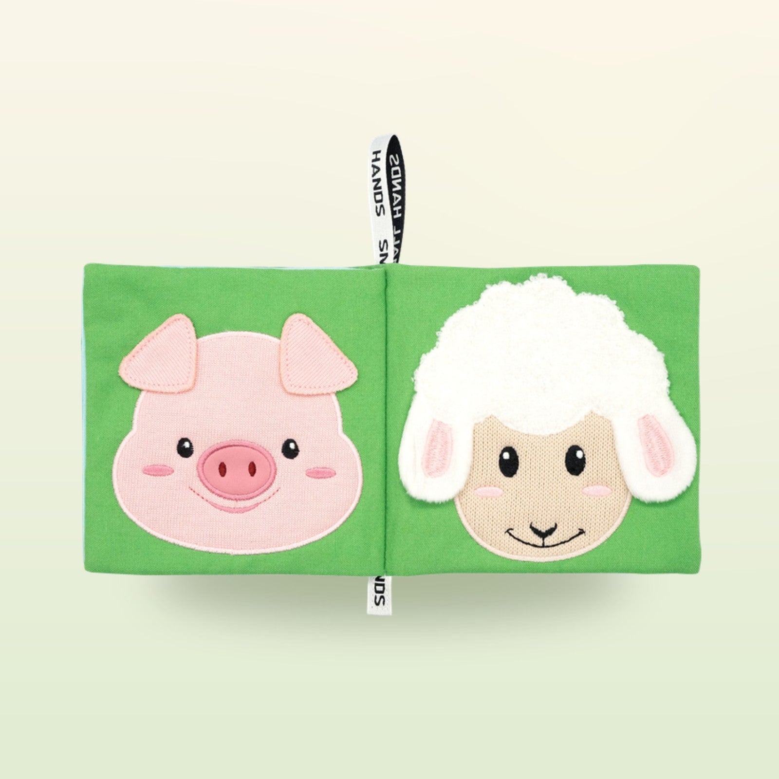 My First Book Small Hands Bauernhof Stoffbuch Doppelseite mit Schwein und Schaf auf sanftem Wiesengrün-Hintergrund – ab 0 Monaten