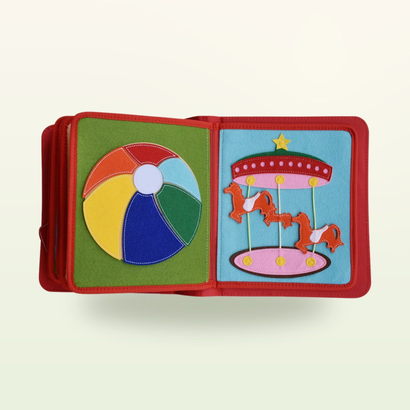 Zirkusabenteuer Quiet Book Doppelseite mit mehrfarbigem Ball zum Farbenlernen und Karussell mit Pferden auf sanftem cremefarbenem Hintergrund – ab 3 Jahren
