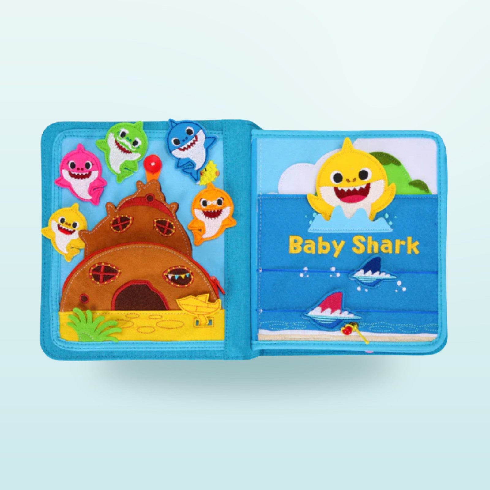 Baby Shark Quiet Book Doppelseite mit Hai-Familie am Unterwasser-Haus und Baby-Shark-Titelseite auf sanftem Meer-Hintergrund – ab 3 Jahren
