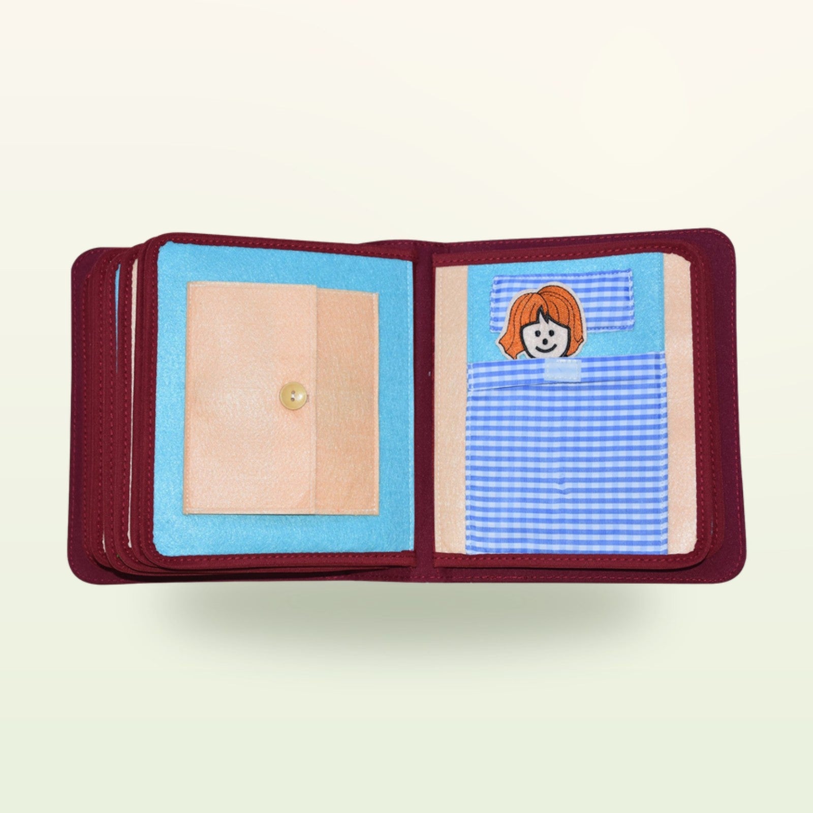 Mein Alltag Quiet Book Schlafenszeit-Doppelseite mit Kind im Bett zum Zudecken mit Knopflasche auf sanftem cremefarbenem Hintergrund – ab 1 Jahr