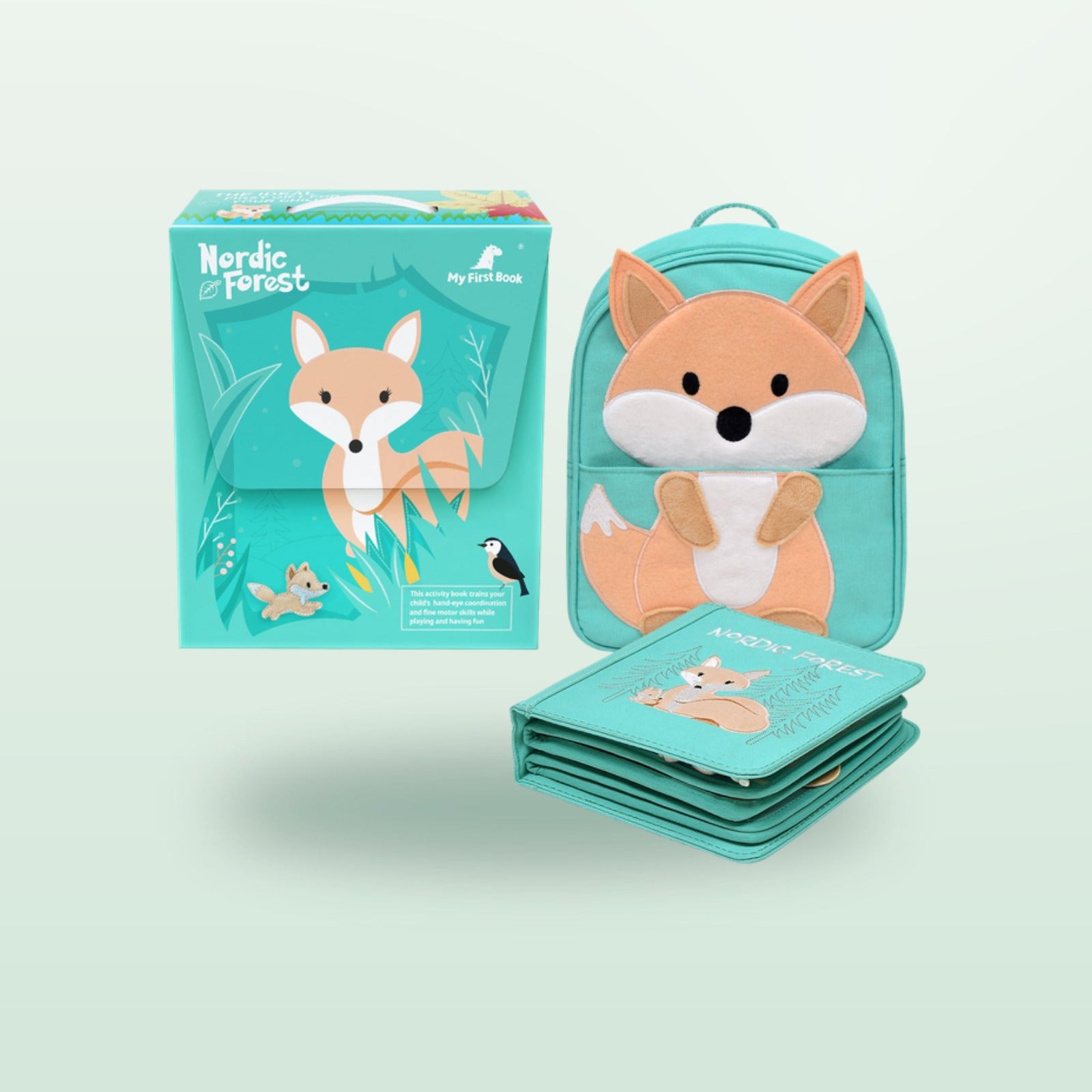 Nordic Forest Quiet Book als Geschenkset mit Fuchs-Rucksack und Geschenkbox auf sanftem Wald-Hintergrund – ab 1 Jahr