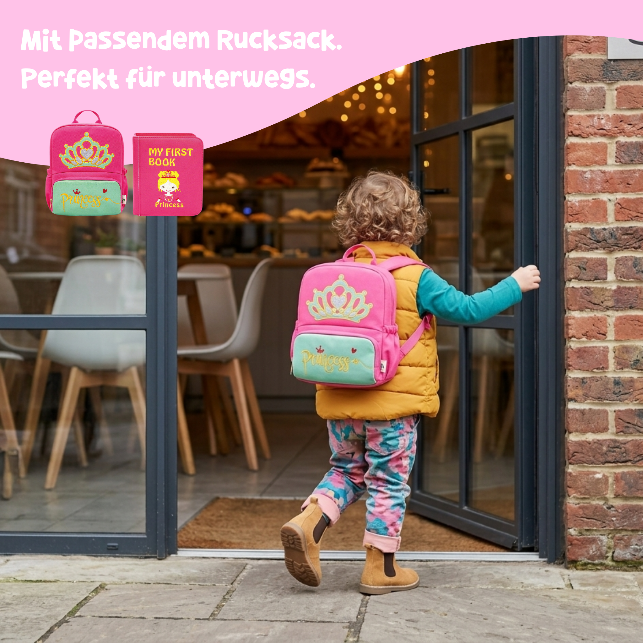Kleine Feinschmecker Montessori Quiet Book mit passendem Rucksack – Kleinkind trägt den rosa Prinzessinnen-Rucksack und läuft in ein Café – ideal für unterwegs ab 1 Jahr