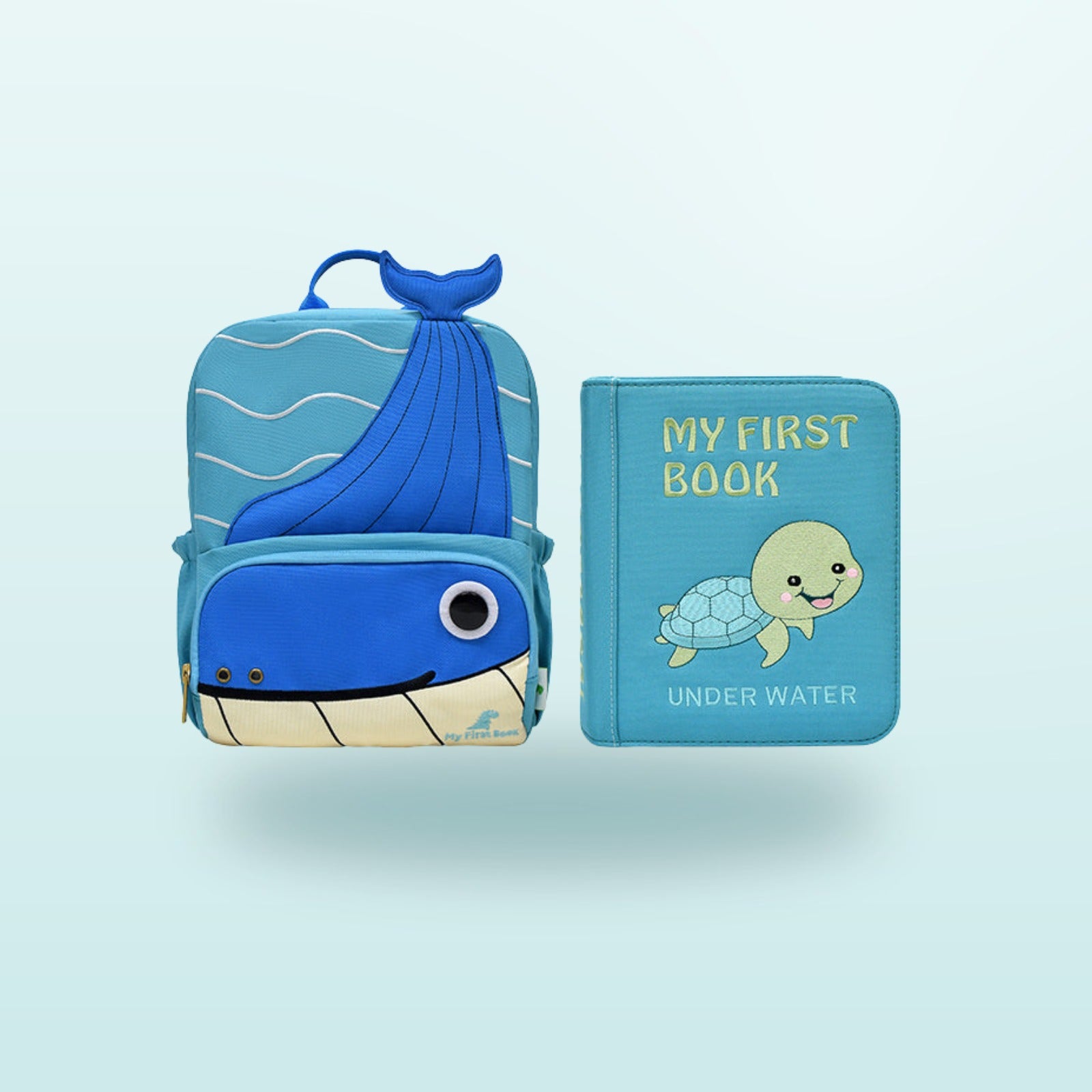 Unter Wasser Montessori Quiet Book mit Schildkröten-Cover und passendem blauem Wal-Rucksack auf sanftem Meer-Hintergrund – komplettes Set ab 3 Jahren