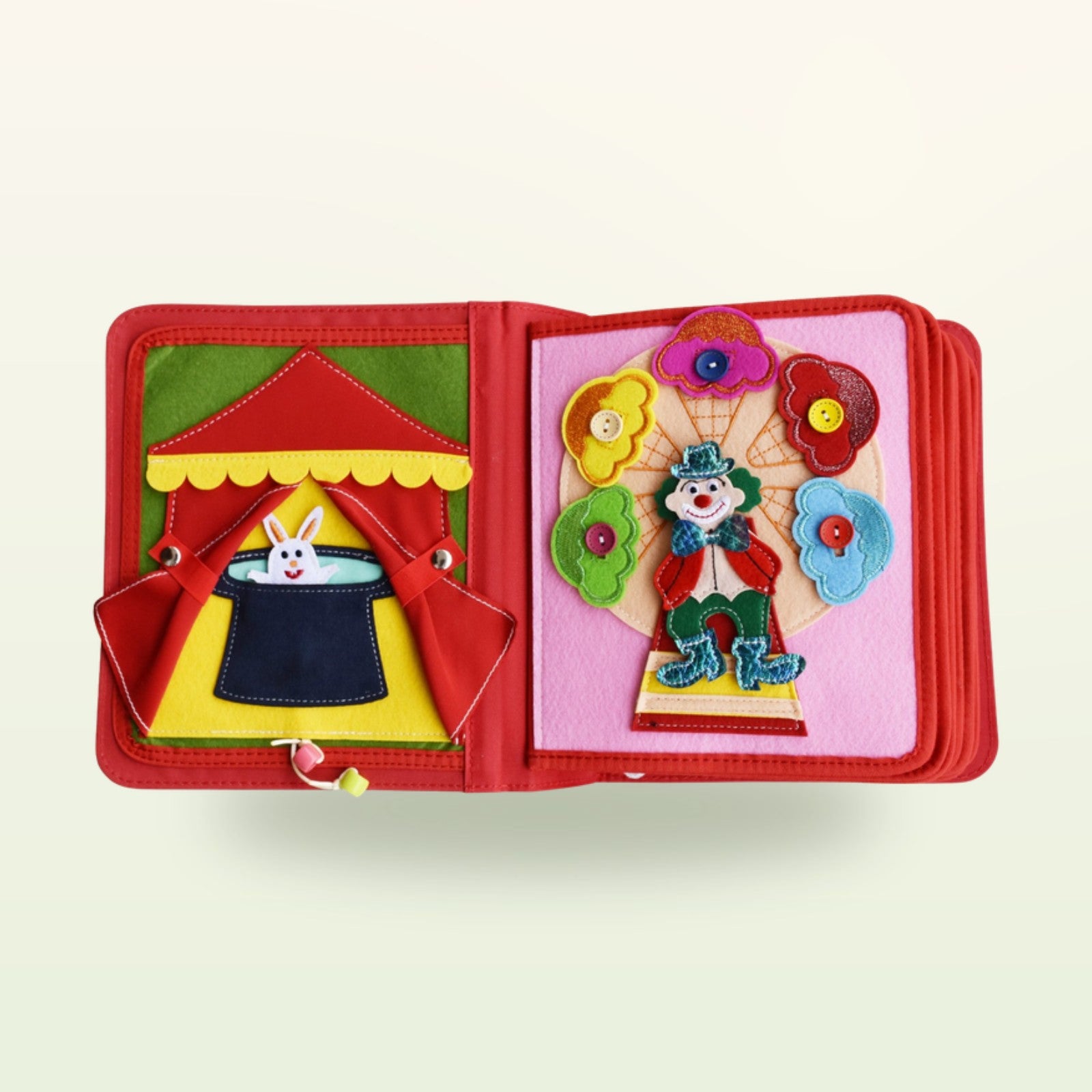 Zirkusabenteuer Quiet Book Zauberer-Doppelseite mit Kaninchen im Zylinder und Clown mit anzuknöpfenden Filzblumen auf sanftem cremefarbenem Hintergrund – ab 3 Jahren