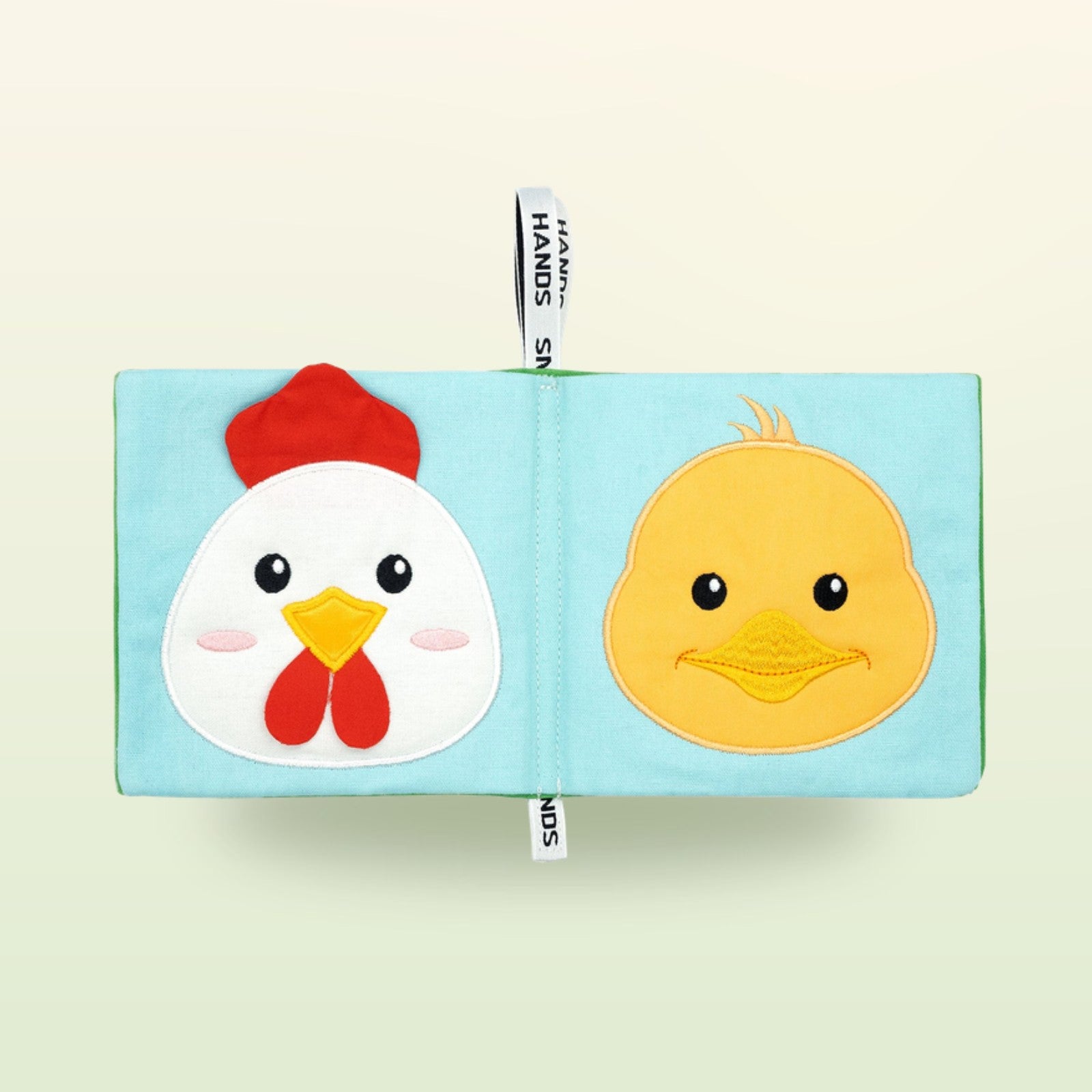 My First Book Small Hands Bauernhof Stoffbuch Doppelseite mit Huhn und Küken auf sanftem Wiesengrün-Hintergrund – ab 0 Monaten