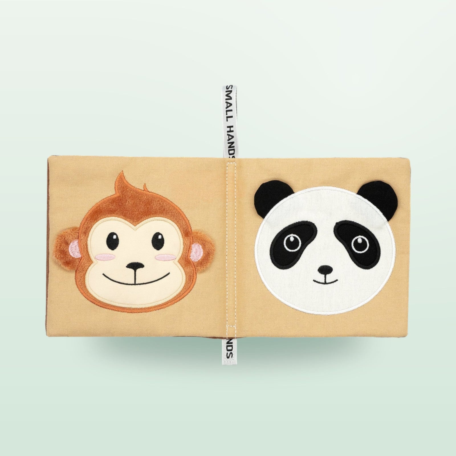Small Hands Wilde Tiere Sensorik-Stoffbuch Doppelseite mit Affe und Panda auf sanftem Waldgrün-Hintergrund – ab 0 Monaten