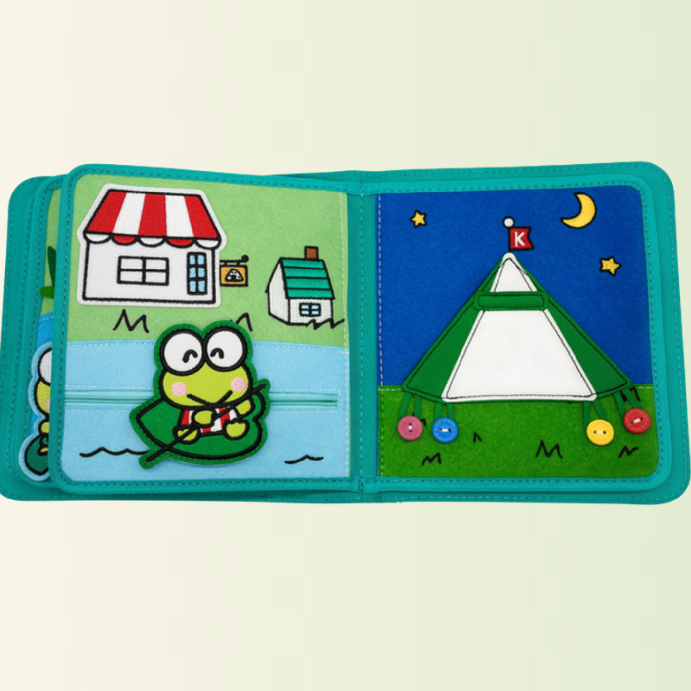Keroppi Quiet Book – Dorf und Zelten unter dem Sternenhimmel, freigestellt auf sanftem Wiesen-Hintergrund