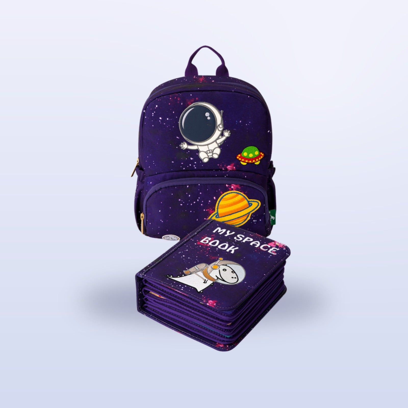 Geschlossenes Weltraum Filz-Quiet-Book mit Dino-Astronaut auf dem Cover und passendem Galaxie-Rucksack auf sanftem Weltraum-Hintergrund – Set ab 3 Jahren