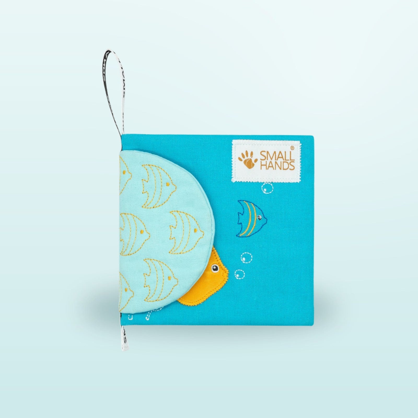 Small Hands Meeresbewohner Montessori Stoffbuch Cover Frontansicht auf sanftem Unterwasser-Blau-Hintergrund – ab 1 Jahr