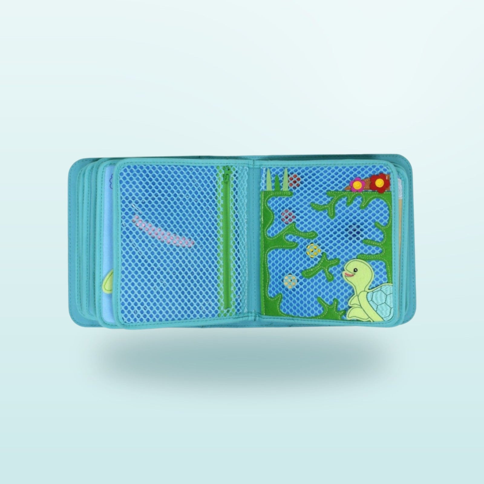 Unter Wasser Quiet Book Seite mit Knopf-Labyrinth unter einem Netz und Schildkröte im Seegras auf sanftem Meer-Hintergrund – ab 3 Jahren