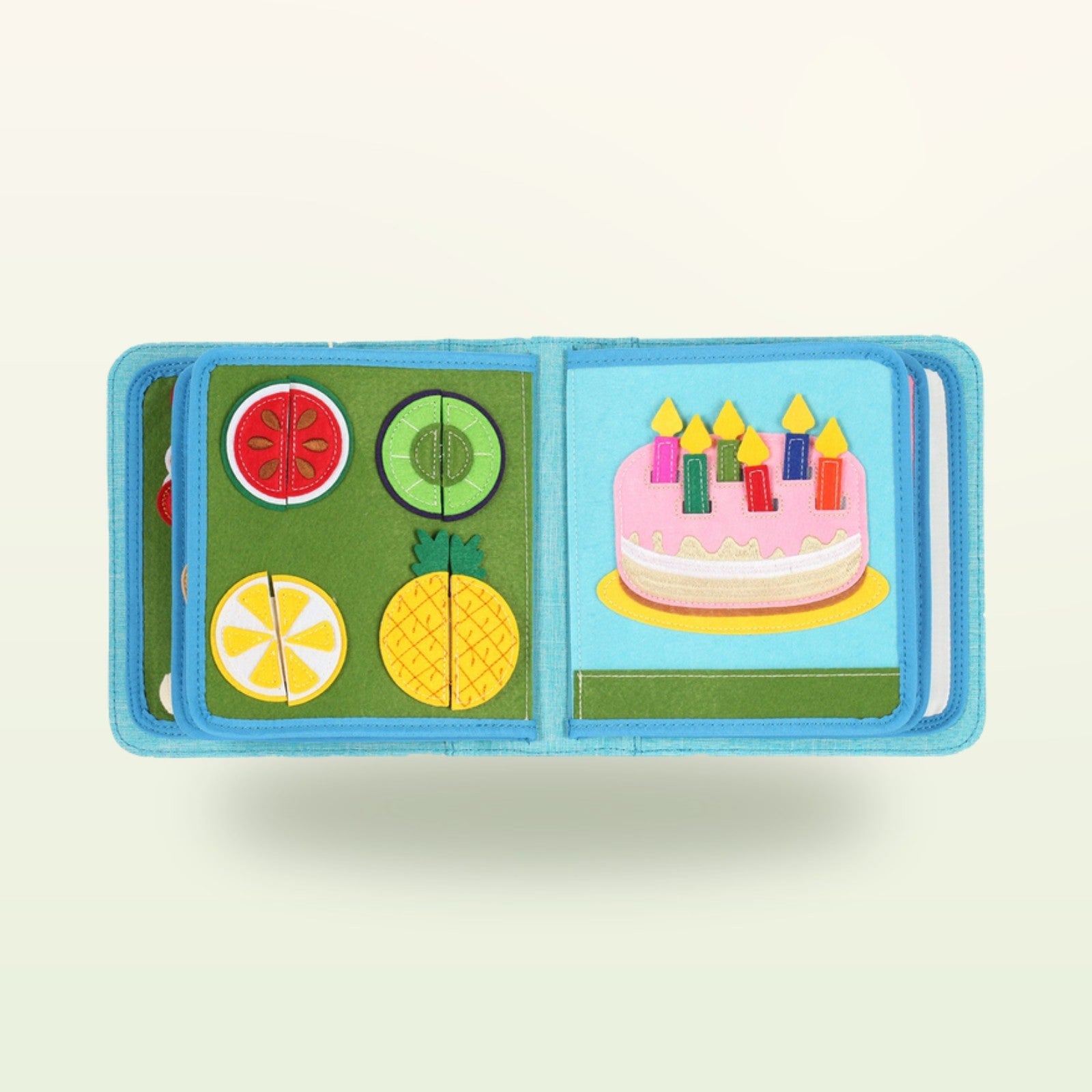 Kleine Feinschmecker Quiet Book Seite mit Filz-Obst zum Schneiden und Geburtstagstorte auf sanftem Creme-Hintergrund – ab 1 Jahr