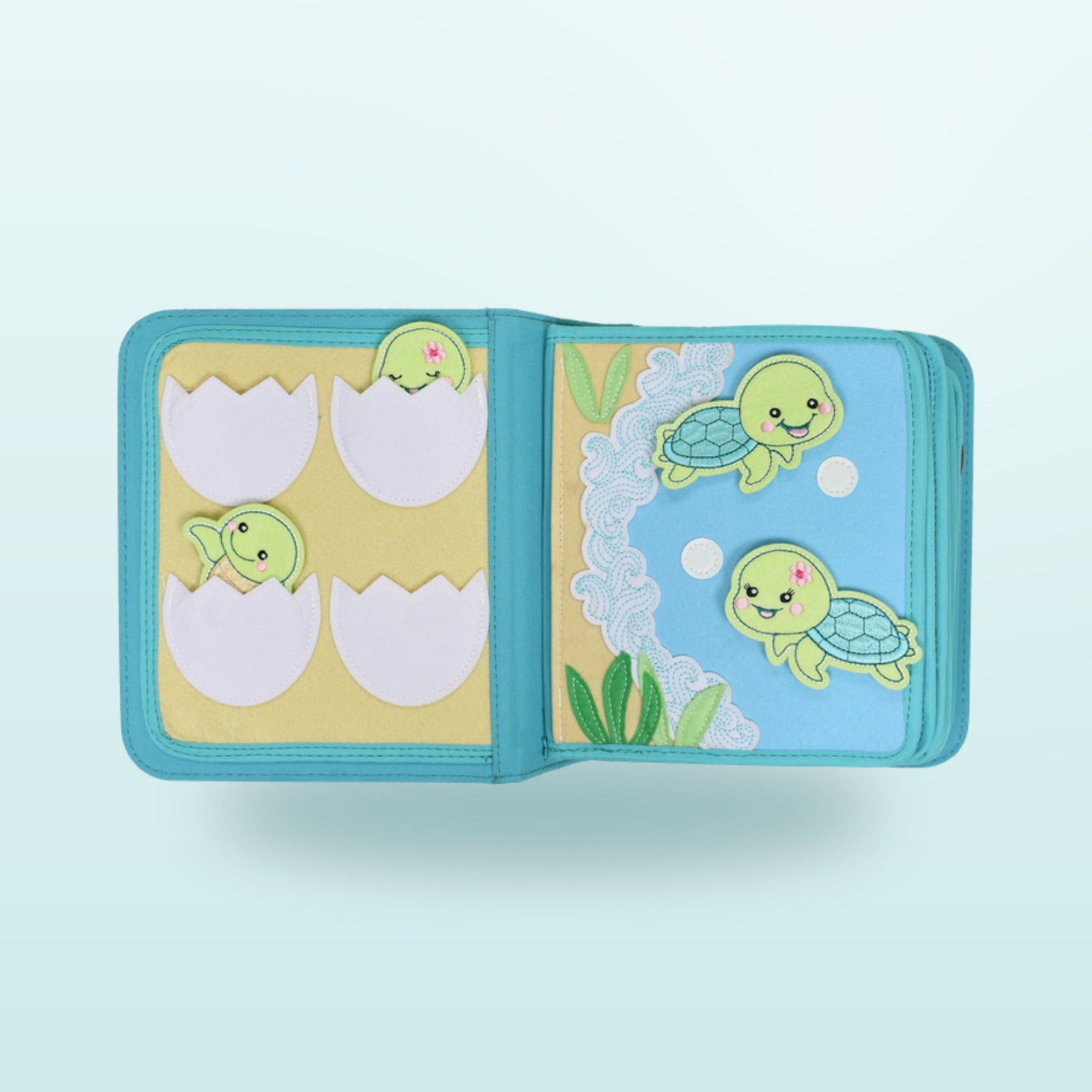 Unter Wasser Quiet Book Seite mit aufklappbaren Schildkröteneiern am Strand und schlüpfenden Baby-Schildkröten im Meer auf sanftem Meer-Hintergrund – ab 3 Jahren