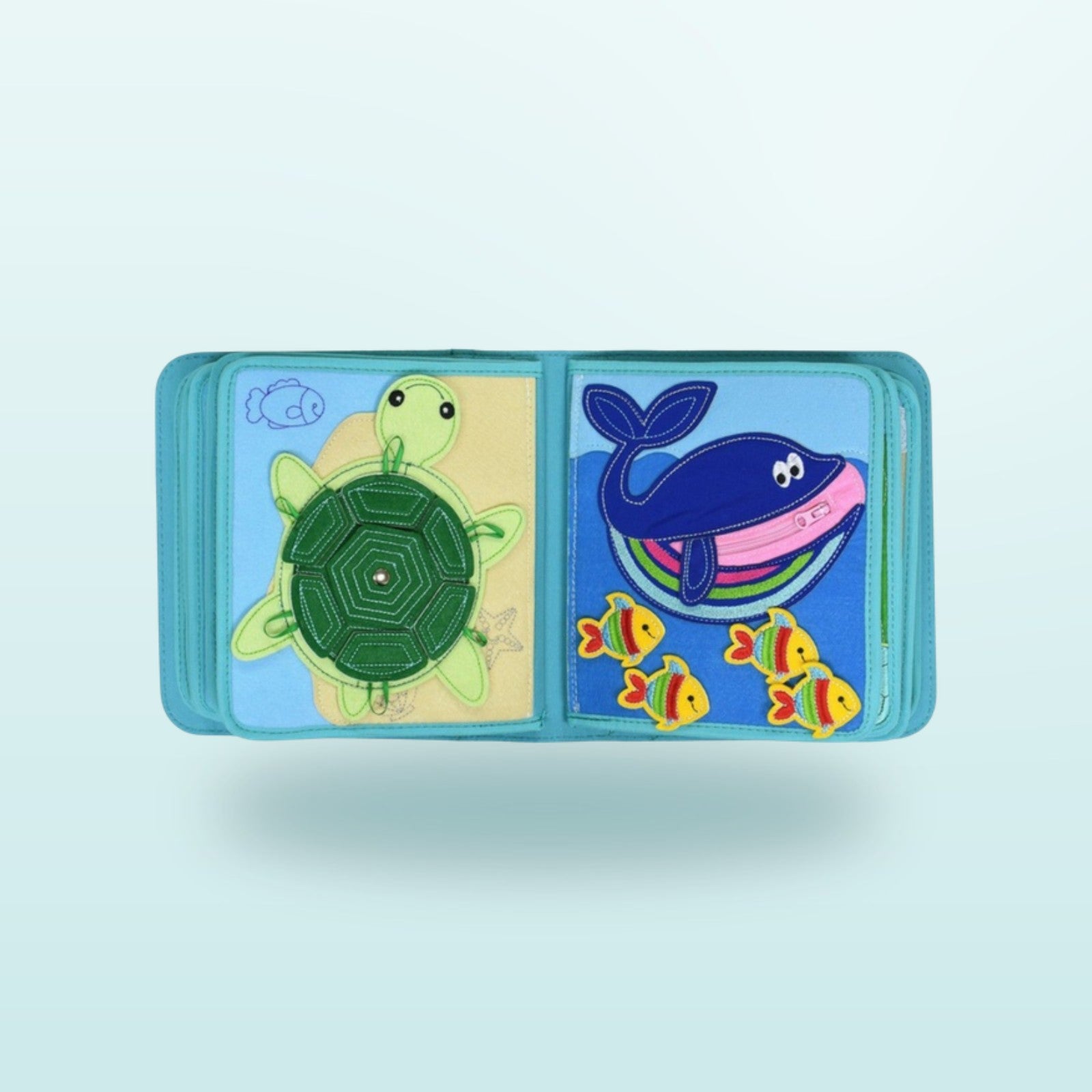 Unter Wasser Quiet Book Seite mit Schildkröte als Formen-Puzzle im Panzer und Wal mit Reißverschluss-Bauch auf sanftem Meer-Hintergrund – ab 3 Jahren