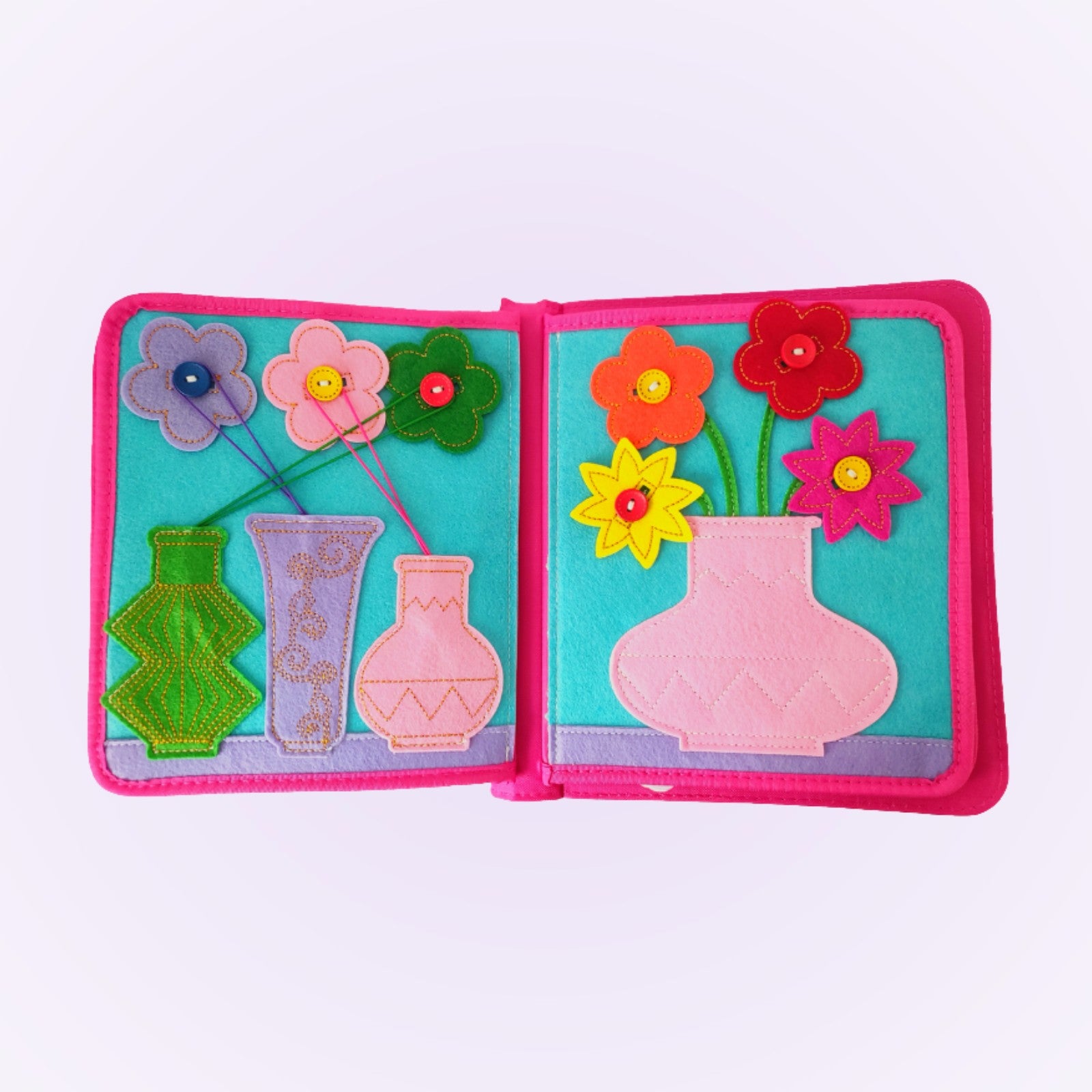 Prinzessin Quiet Book Doppelseite mit Blumenvasen zum Zuordnen auf sanftem Lavendel-Hintergrund – ab 3 Jahren