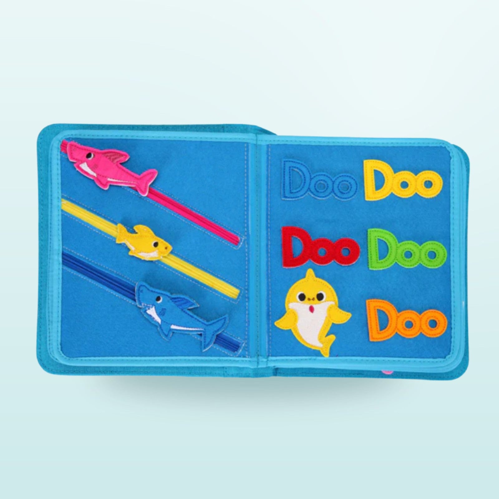 Baby Shark Quiet Book Doppelseite mit Angel-Haien zum Schieben und bunten Doo-Doo-Doo-Buchstaben auf sanftem Meer-Hintergrund – Farben und Feinmotorik ab 3 Jahren