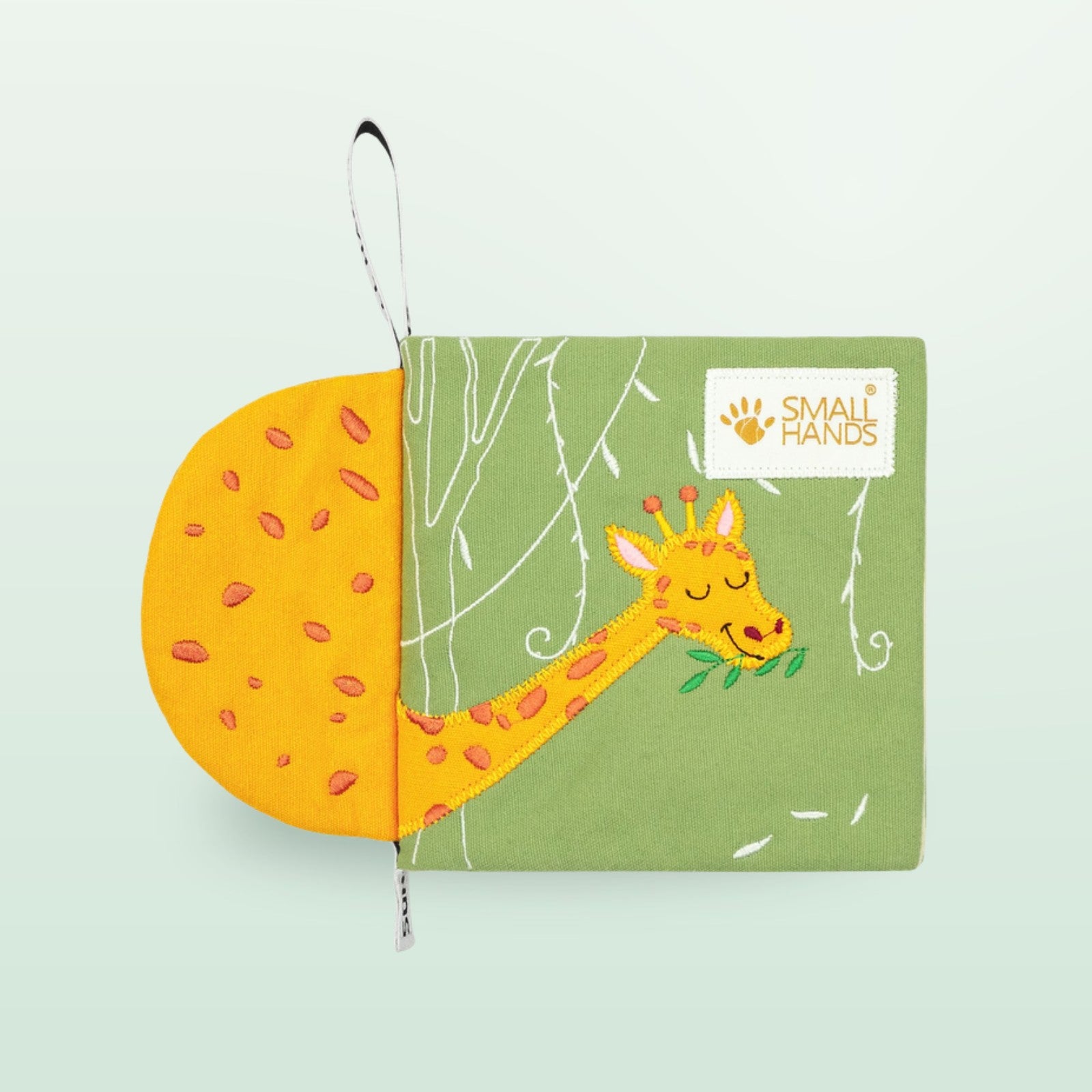 Small Hands Tiere Afrikas Montessori Stoffbuch Cover mit Giraffe auf sanftem Waldgrün-Hintergrund – ab 0 Monaten