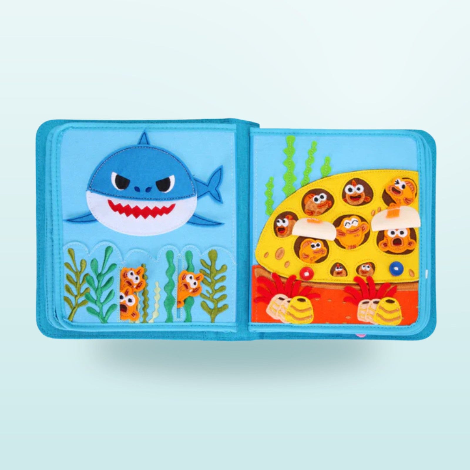 Baby Shark Quiet Book Doppelseite mit Unterwasser-Haus und Versteck-Klappen zum Suchen auf sanftem Meer-Hintergrund – ab 3 Jahren