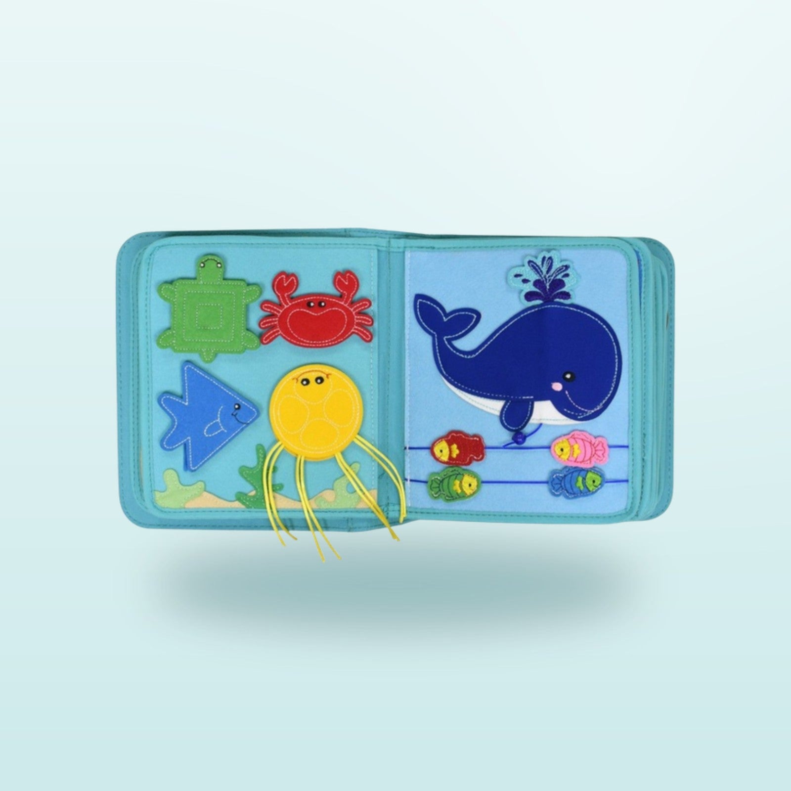 Unter Wasser Quiet Book Seite mit Meerestieren als Formen und Schiebe-Fischen am Wal auf sanftem Meer-Hintergrund – ab 3 Jahren