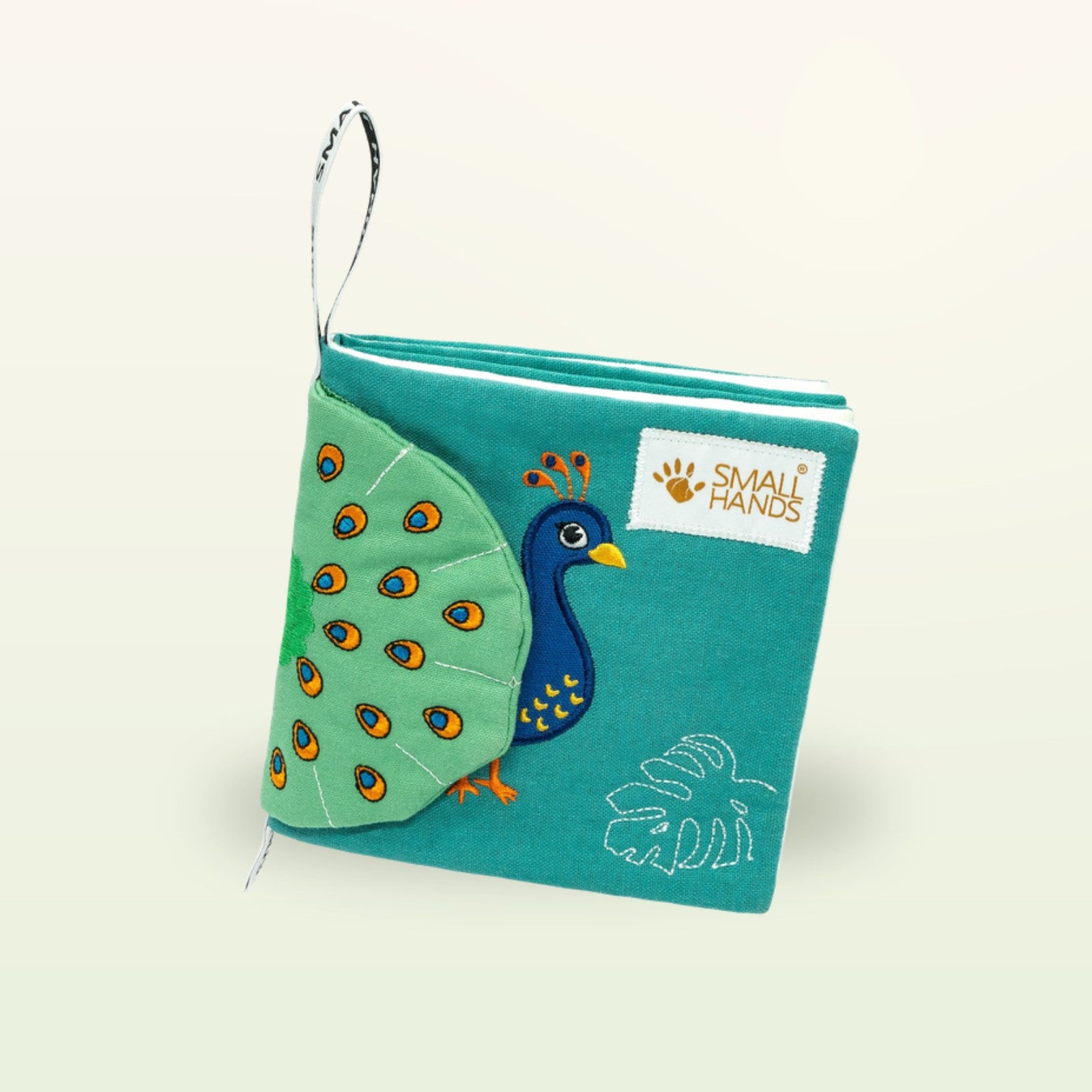 Small Hands Vögel Montessori Stoffbuch in Schrägansicht mit Pfau und weichen Stoffseiten auf sanftem Creme-Hintergrund – ab 0 Monaten