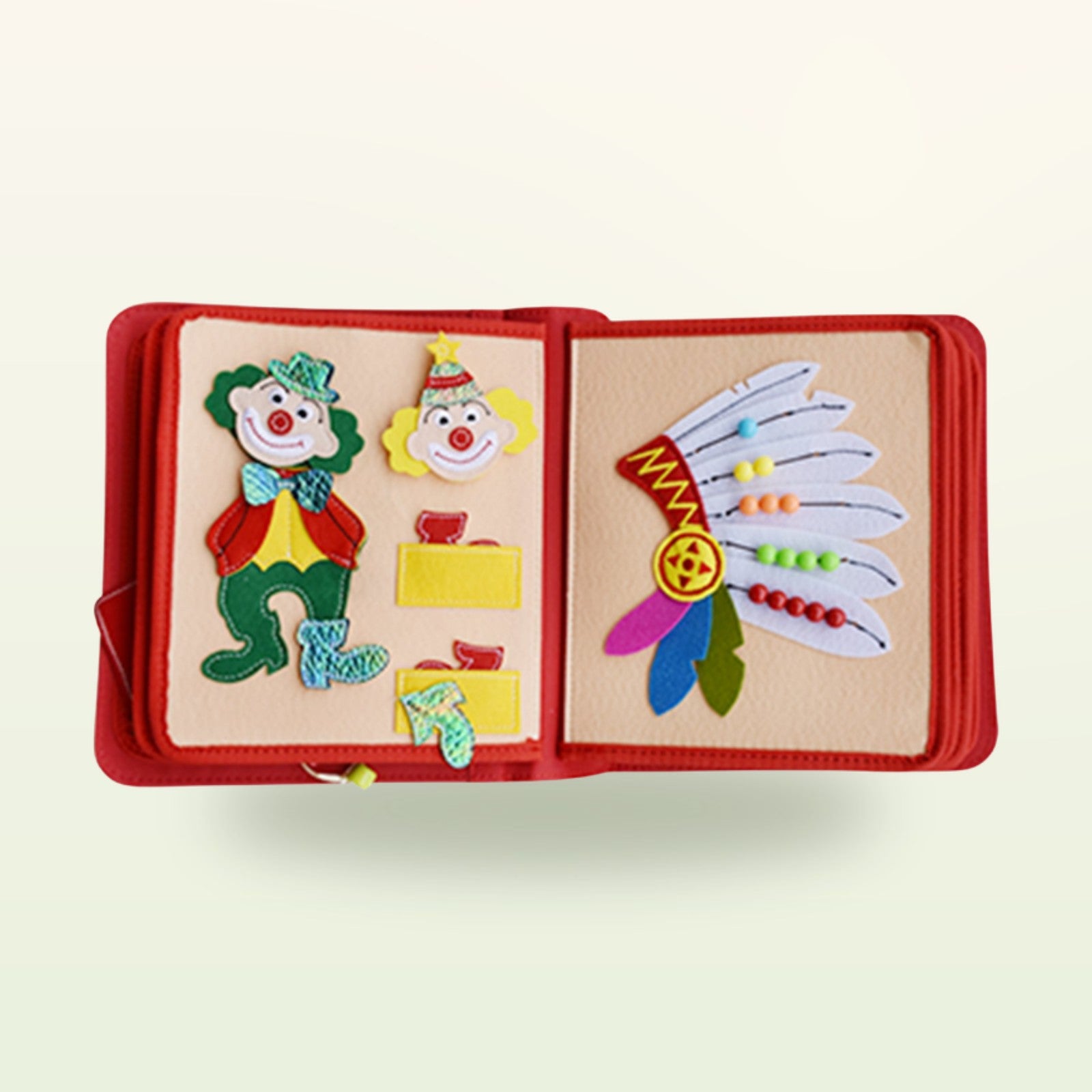 Zirkusabenteuer Quiet Book Doppelseite mit zwei Clowns und Federkopfschmuck mit Zählperlen auf Schnüren auf sanftem cremefarbenem Hintergrund – ab 3 Jahren