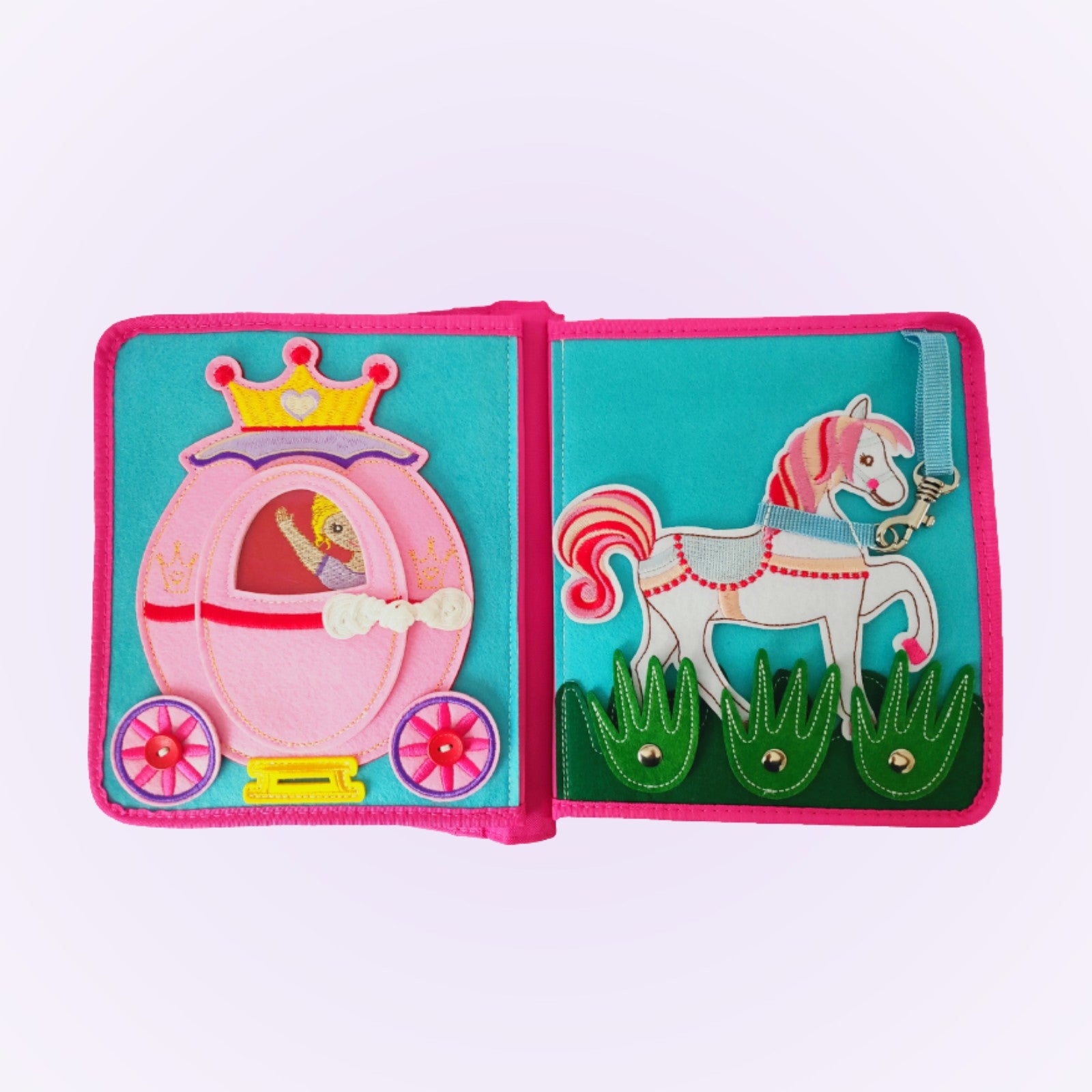 Prinzessin Quiet Book Doppelseite mit Kutsche und Schaukelpferd auf sanftem Lavendel-Hintergrund – ab 3 Jahren