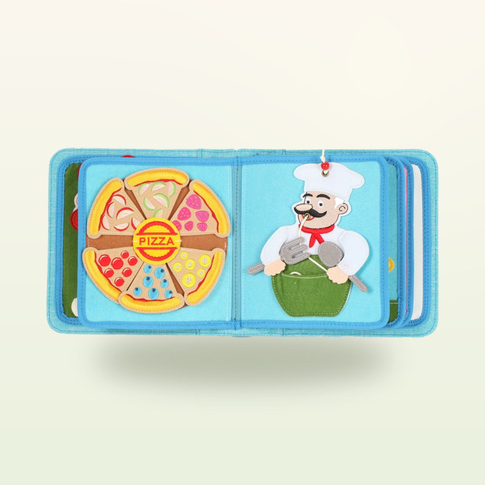 Kleine Feinschmecker Quiet Book Seite mit Filz-Pizza zum Belegen und Koch mit Topf auf sanftem Creme-Hintergrund – ab 1 Jahr