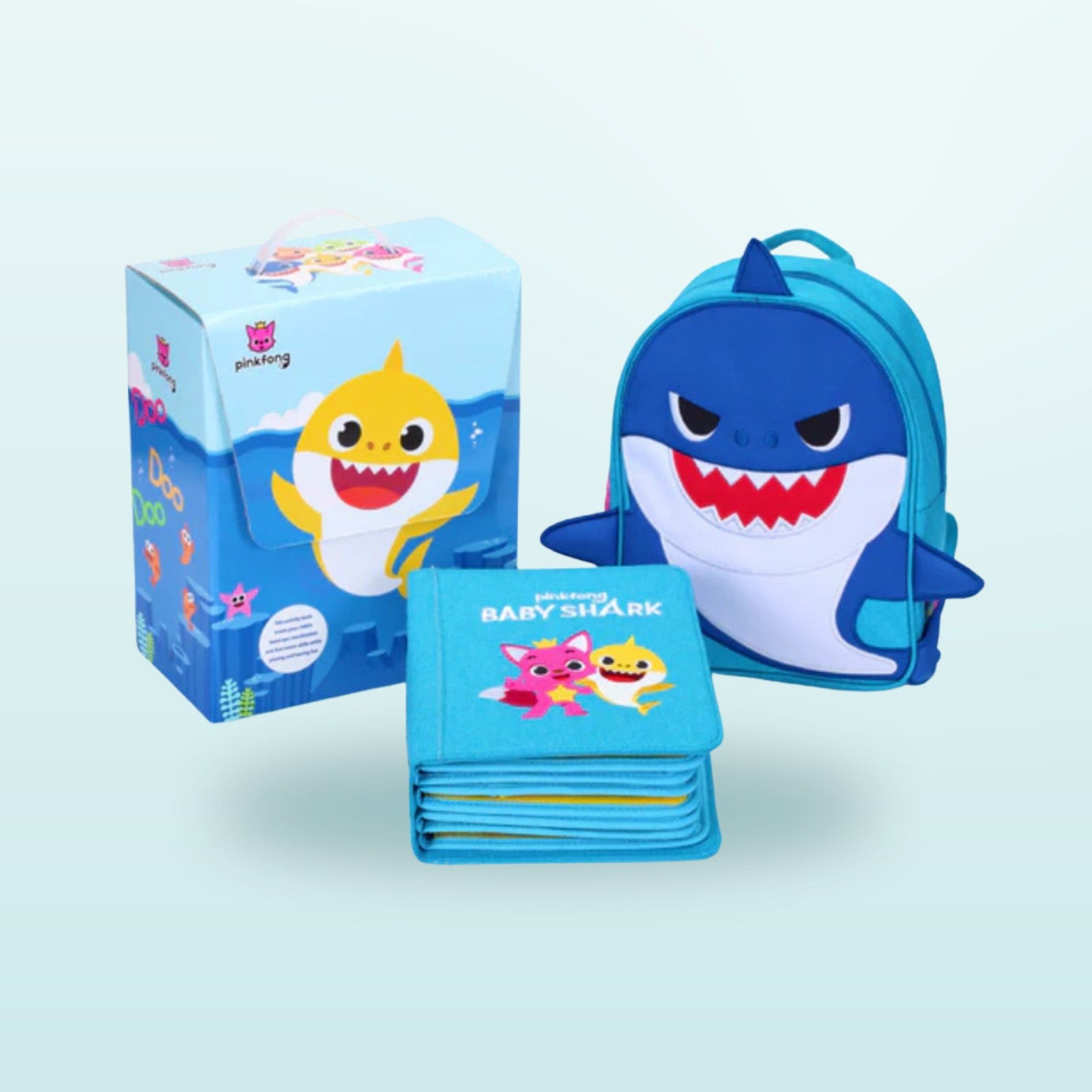 Baby Shark Quiet Book als Geschenkset mit Filzbuch, blauem Hai-Rucksack und Pinkfong-Geschenkbox auf sanftem Meer-Hintergrund – komplettes Set ab 3 Jahren