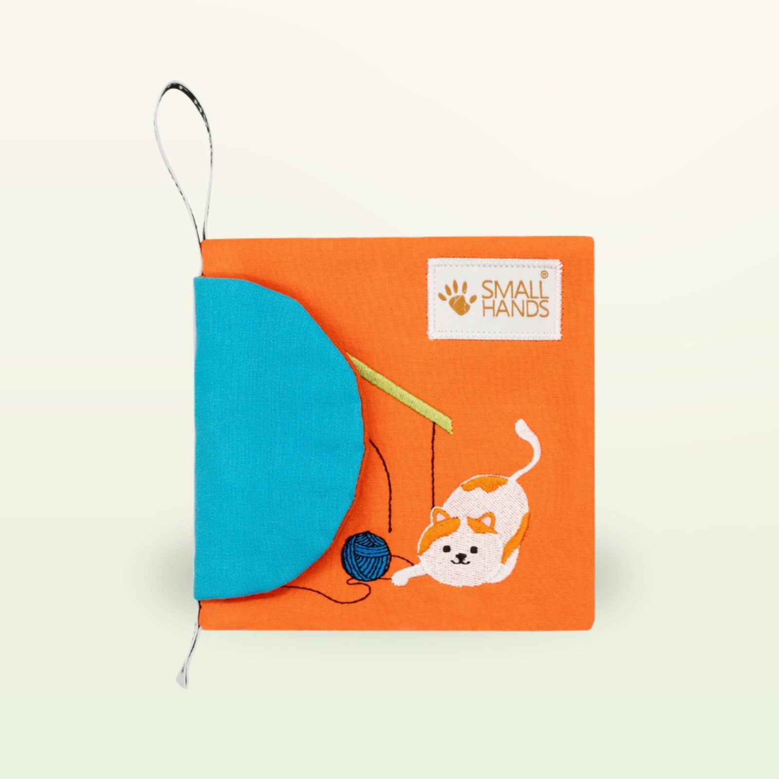 Small Hands Haustiere Montessori Stoffbuch – Einband mit Katze und blauem Wollknäuel auf sanftem Creme-Hintergrund – ab 0 Monaten