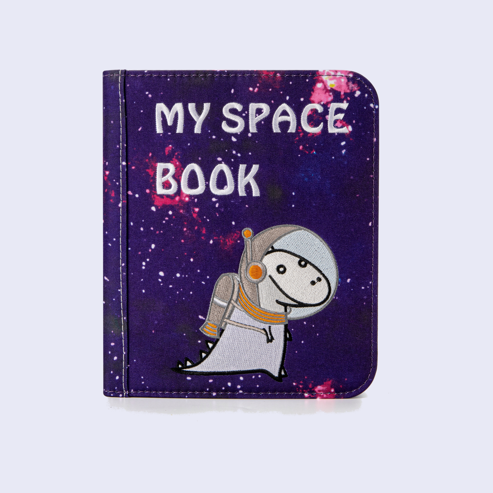 Weltraum Quiet Book geschlossen – MY SPACE BOOK Cover mit Dino-Astronaut auf sanftem Weltraum-Hintergrund