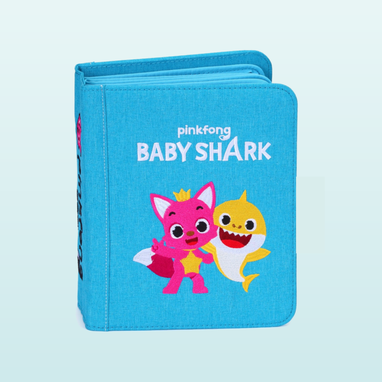Baby Shark Quiet Book geschlossen – türkises Pinkfong-Cover mit Pinkfong und Baby Shark auf sanftem Meer-Hintergrund