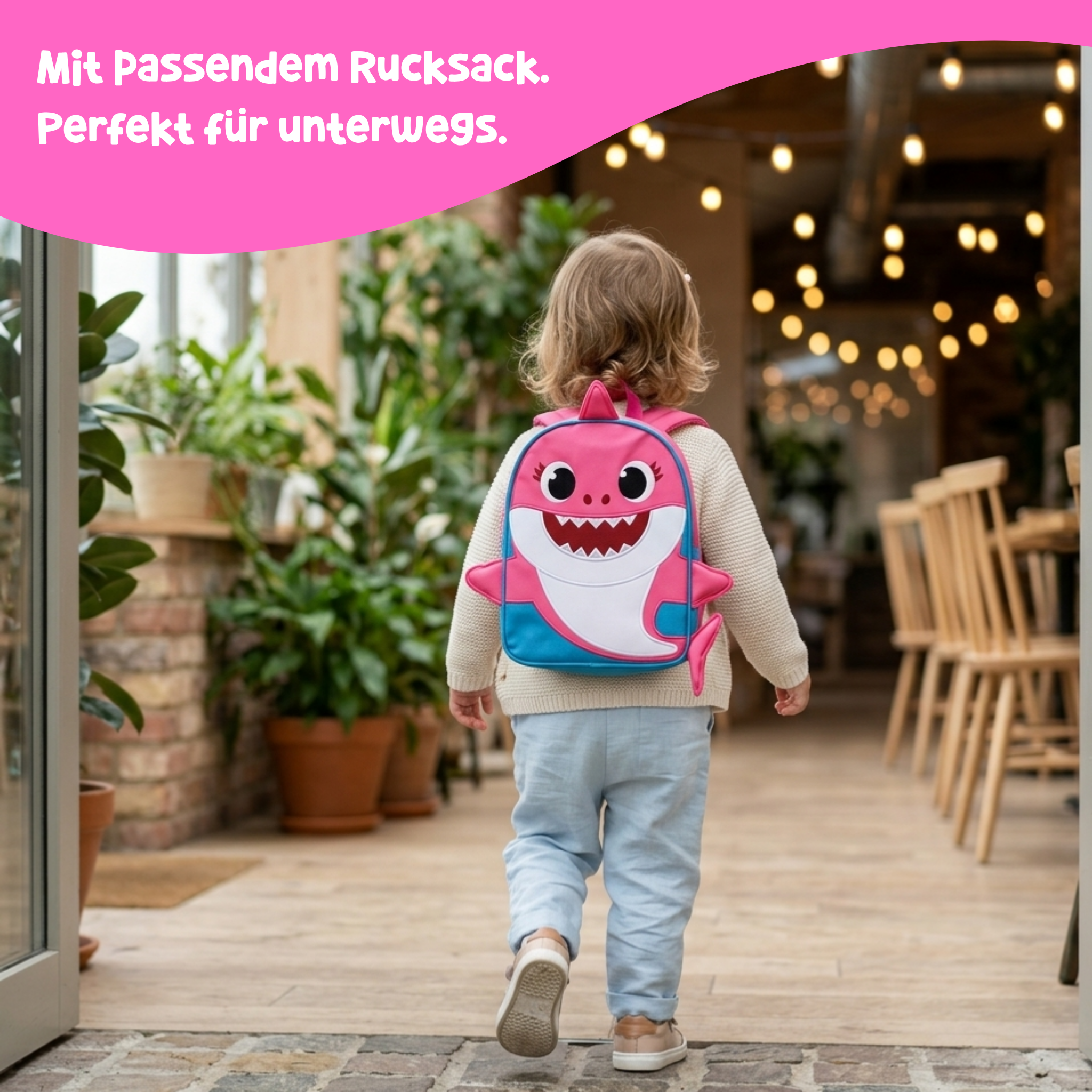 Kleinkind trägt den pinken Mama-Shark-Rucksack unterwegs – Quiet Book mit passendem Rucksack ab 3 Jahren