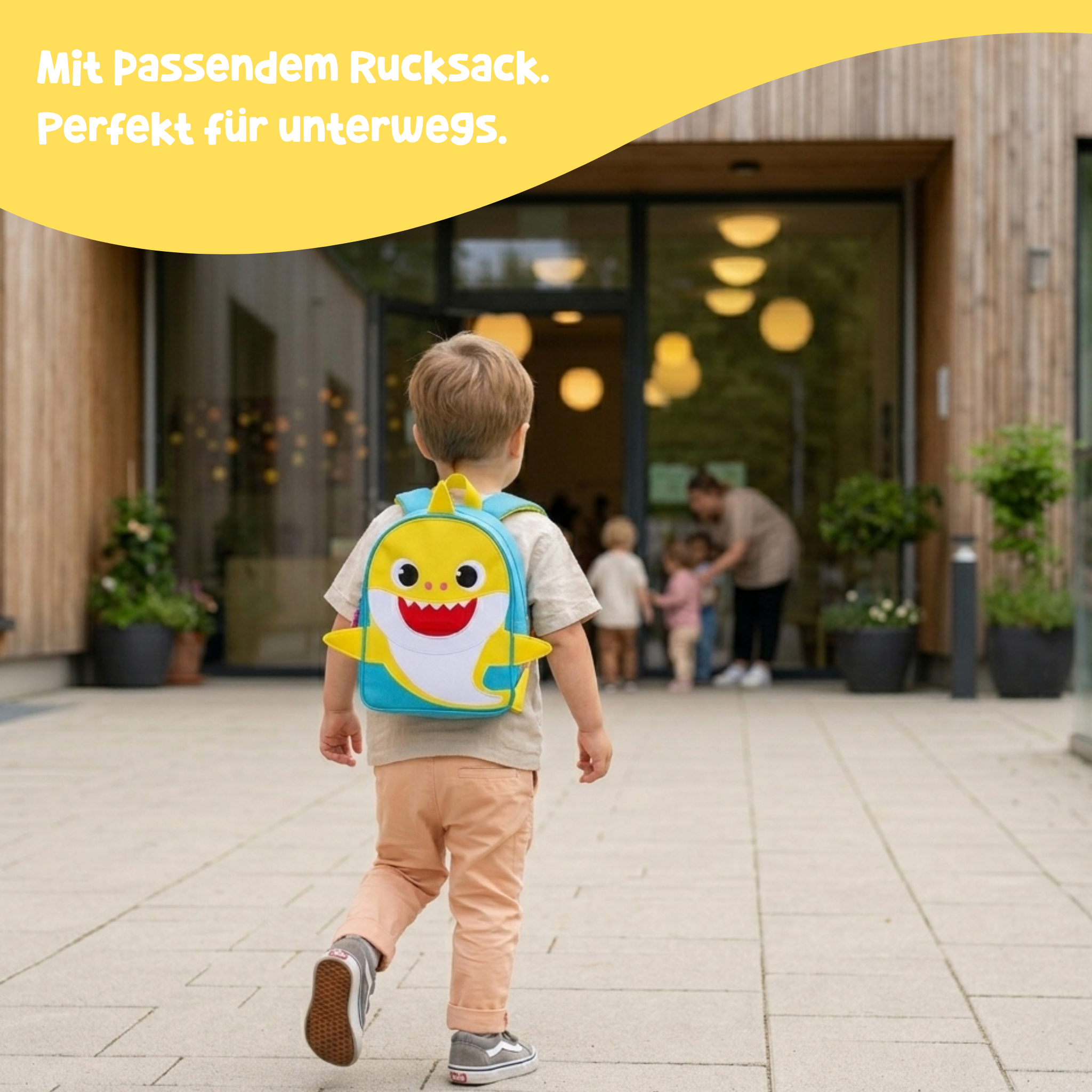 Kleinkind trägt den Baby-Shark-Rucksack unterwegs – Quiet Book mit passendem Rucksack ab 3 Jahren