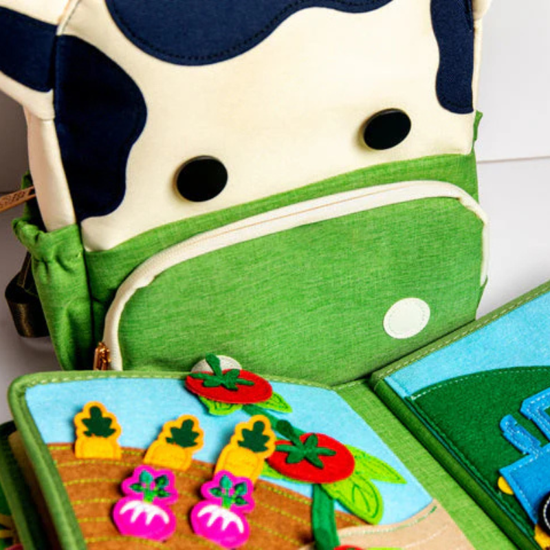 Seite des Montessori Bauernhof Quiet Books mit beweglichen Stoffelementen zum Spielen