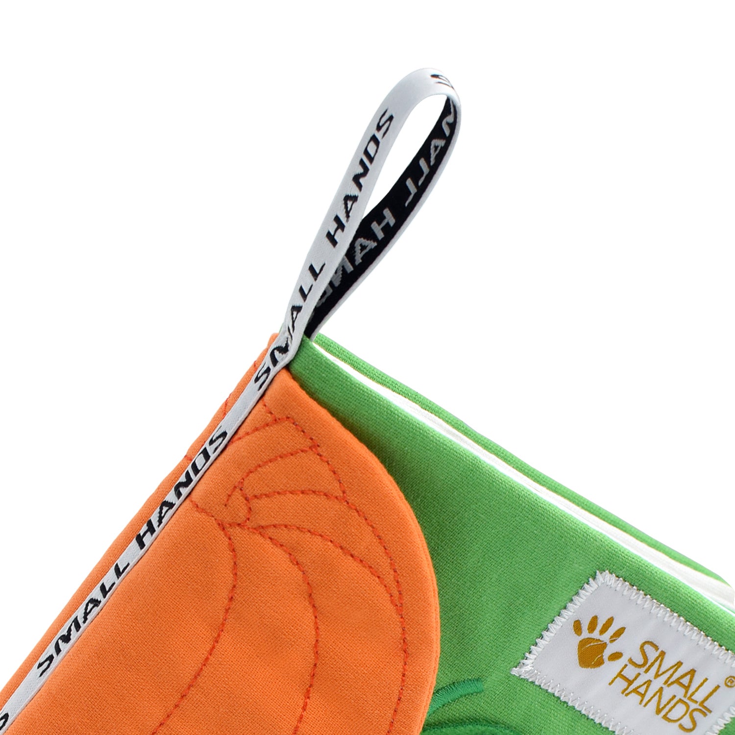 Gemüse Montessori Sensorik-Stoffbuch von Small Hands – Detailaufnahme der bedruckten SMALL HANDS Stoffschlaufe zum Aufhängen am grünen Einband mit orangem Kürbis