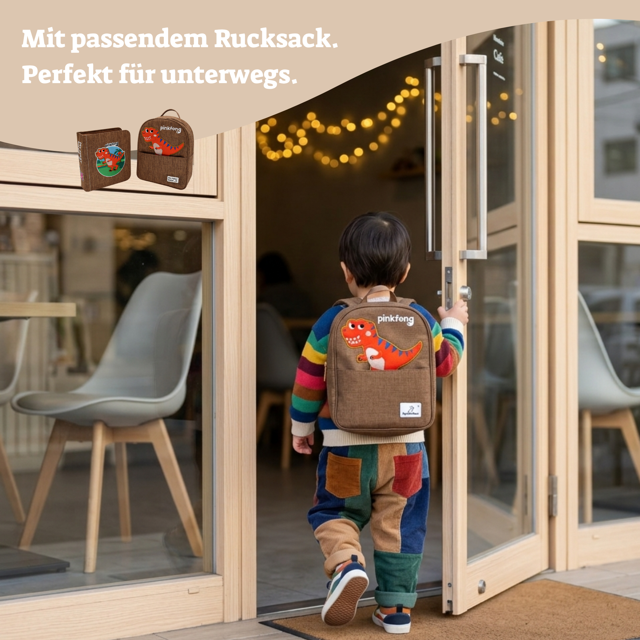 Kind trägt den Dino-Rucksack des T-Rex Quiet Books unterwegs – ideal als bildschirmfreie Beschäftigung für unterwegs