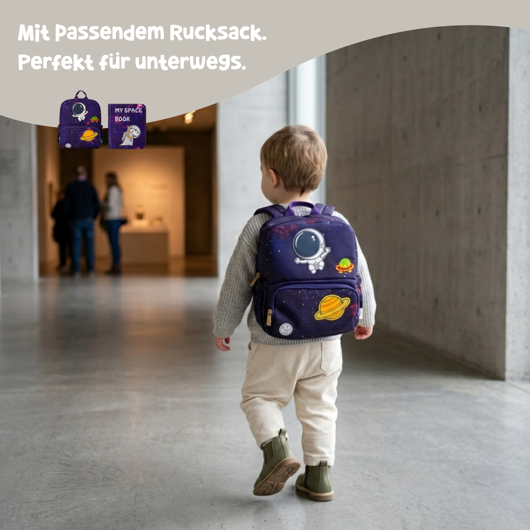 Kind trägt den lila Weltraum-Rucksack mit Astronaut- und Saturn-Applikationen unterwegs – passend zum Quiet Book für Kinder ab 3 Jahren