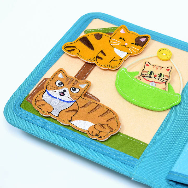 Glückliche Katze Quiet Book Nahaufnahme mit spielenden Kätzchen und Katze im grünen Filz-Körbchen – ab 1 Jahr