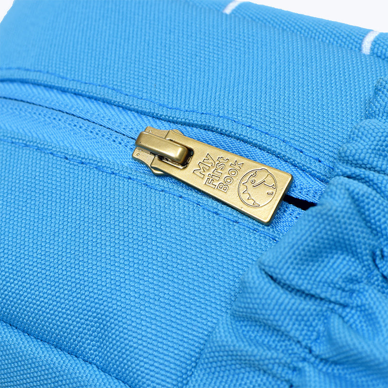 Detailaufnahme des goldenen Reißverschlusses mit -My First Book- Logo am blauen Unter-Wasser Wal-Rucksack – hochwertige Verarbeitung