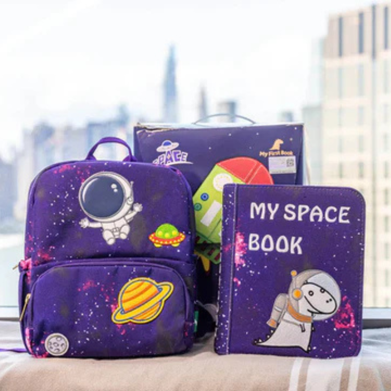 Weltraum Quiet Book Set mit lila Galaxie-Rucksack, Filzbuch -My Space Book- und Verpackung – komplettes Geschenkset ab 3 Jahren